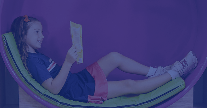 LEONARDO DA VINCI - FUNDO ALUNO DEITADA LENDO